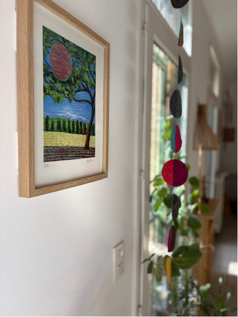 Tableau coloré au mur du cabinet de naturopathie, lumière naturelle et plantes