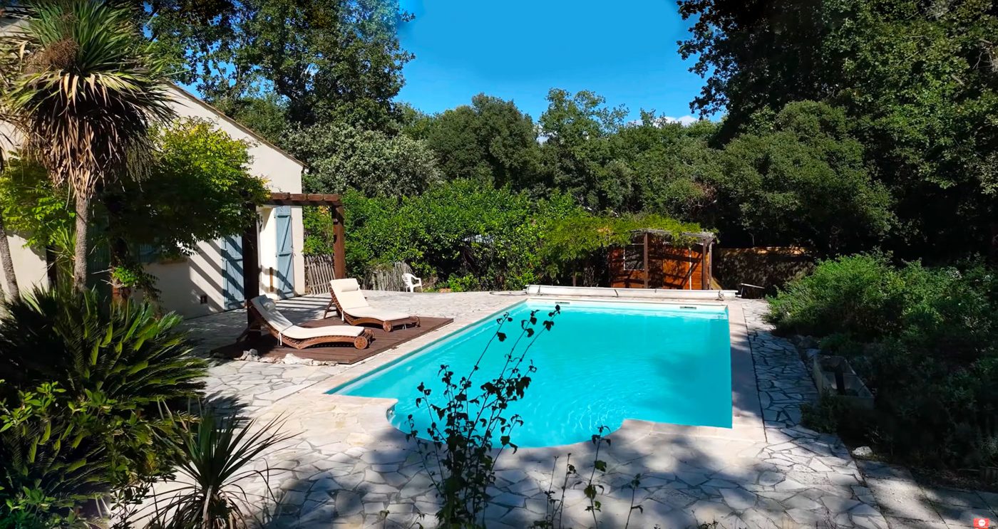 La Villa Jema : piscine extérieure entourée d'arbres et terrasse en pierre
