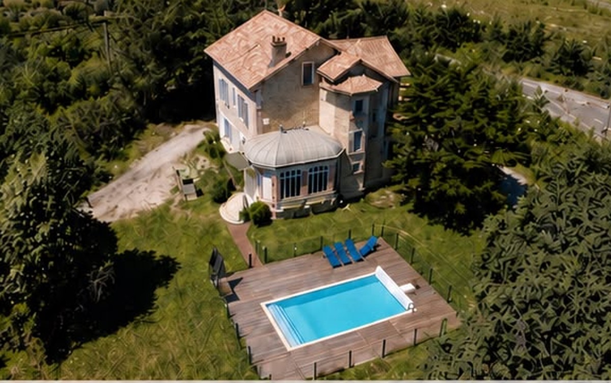 La maison d'accueil du week-end jeûne à Salins-de-Giraud, vue du ciel, avec son jardin arboré et sa piscine