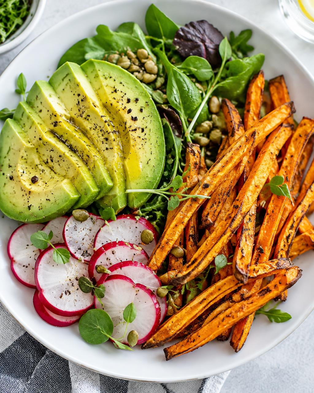 Assiette fraîche d'avocat, radis et légumes croquants